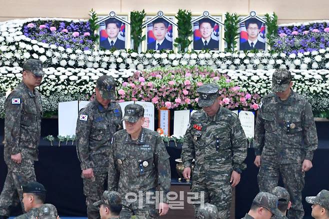 김명수 합참의장(해군 대장)이 31일 오후 경북 포항시 남구 해군 항공사령부 금익관에 마련된 ‘해군 P-3CK 917호기 순직자 합동분향소’에서 조문을 마친 후 무거운 발길을 옮기고 있다.[뉴스1 제공]