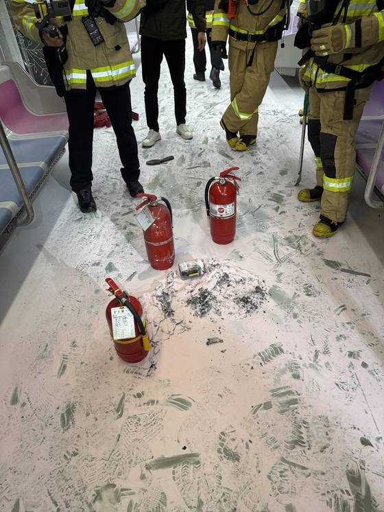 지난달 31일 서울지하철 5호선 열차 안에서 방화로 인해 승객들이 지하 터널을 통해 대피하는 사건이 발생했다. 사진은 서울지하철 5호선 객차 내부의 모습. 〈사진=영등포소방서 제공, 연합뉴스〉