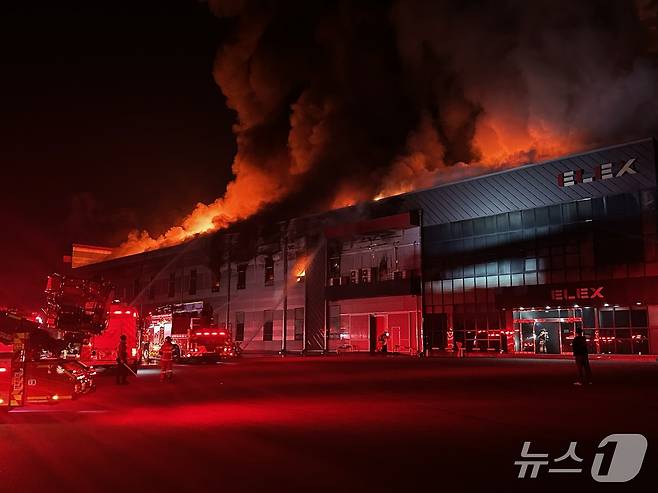 지난달 31일  오후 10시38분께 충남 천안 서북구 신두리의 한 자동차 부품공장에서 불이 나 3시간 40여분 만에 꺼졌다.(천안서북소방서 제공) /뉴스1