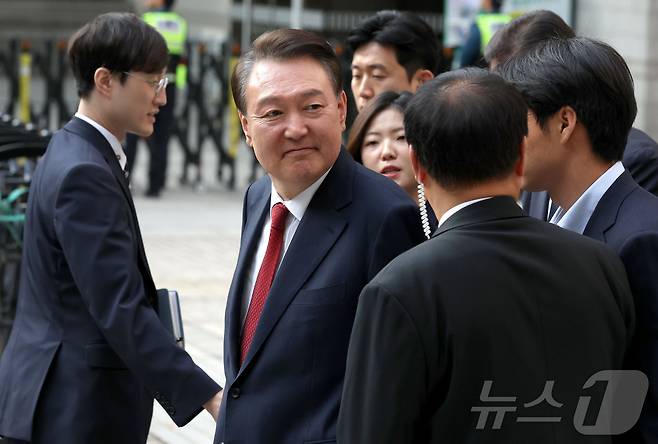 윤석열 전 대통령이 26일 오후 서울 서초구 중앙지방법원에서 열린 내란 우두머리 혐의, 직권남용 권리행사방해 혐의 사건 5차 공판을 마친 후 법원을 나서며 지지자들을 보고 있다. 2025.5.26/뉴 스1 2025.5.26/뉴스1 ⓒ News1 사진공동취재단