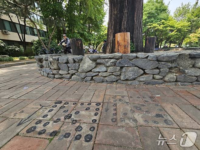 충북 청주시 중앙공원 바닥에 그려져 있는 윷판.2025.5.30/뉴스1 이재규 기자