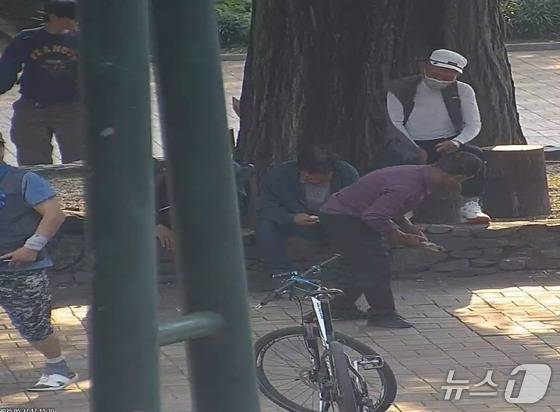 청주 중앙공원서 도박 윷놀이 하고 있는 일당(청주상당경찰서 제공. 재판매 및 DB금지)/뉴스1