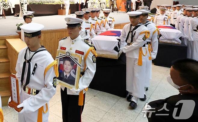 1일 해군 해상초계기 917호기 추락 사고 순직자들에 대한 합동 영결식이 경북 포항 해군항공사령부 내 강당에서 해군장으로 엄수됐다. 영결식 후 해군 장병들이 순직자들의 영현을 운구하고 있다. 2025.6.1/뉴스1 ⓒ News1 최창호 기자