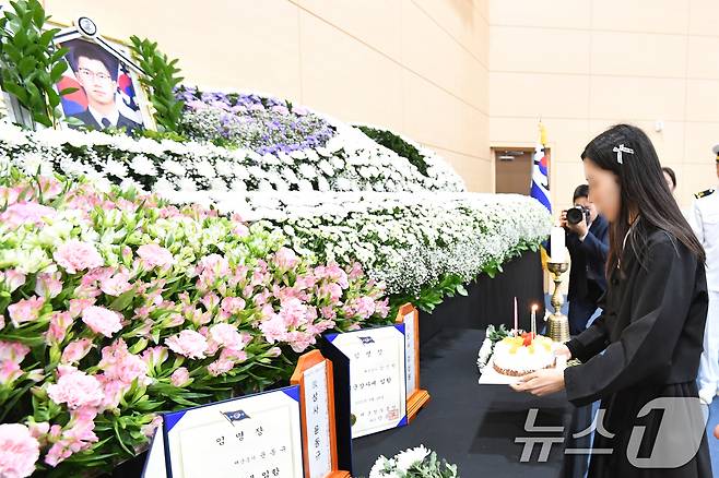 31일 오전 경북 포항시 남구 해군항공사령부 내 금익관에 마련된 해상초계기 추락 순직자 합동분향소에서 고 강신원 상사의 여동생이 오빠 영정에 생일 케이크를 올리고 있다. 고 강 상사는 오늘이 음력 생일이다. 2025.5.31/뉴스1 ⓒ News1 최창호 기자