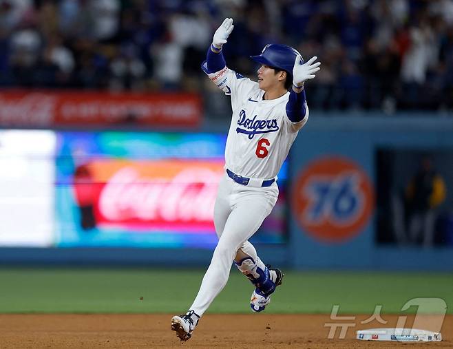 LA 다저스 김혜성이 지난달 15일(한국시간) 미국 캘리포니아주 로스앤젤레스 다저 스타디움에서 열린 LA 다저스와 애슬레틱스와의 2025 메이저리그 경기에서 5회말 선두타자로 나서 동점 솔로홈런을 터뜨린 후 세리머니를 하 있다. ⓒ AFP=뉴스1 ⓒ News1 김성진 기자