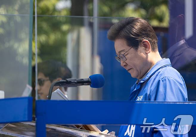 이재명 더불어민주당 대통령 후보가 1일 오전 경북 안동시 용부공원에서 해상 초계기 추락 승무원들을 추모하는 묵념을 하고 있다. ⓒ News1 이재명 기자