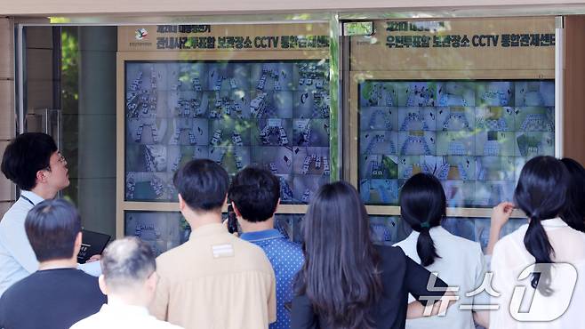 공정선거 참관단들이 1일 오후 서울 종로구 서울시선거관리위원회에서 제21대 대통령선거 사전투표함 보관장소 CCTV 상황을 열람하고 있다. 2025.6.1/뉴스1 ⓒ News1 박지혜 기자