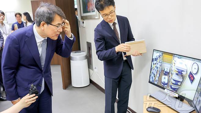 노태악 중앙선거관리위원장이 1일 오후 경기 수원시 영통구 경기도선거관리위원회에 방문해 사전우편투표함 보관 상황을 점검하고 있다. (공동취재) 2025.6.1/뉴스1 ⓒ News1 김진환 기자