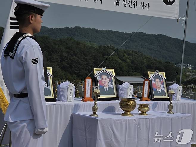 훈련 도중 순직한 해군 대잠 해상초계기 P-3CK 승무원들의 안장식이 1일 국립대전현충원에서 거행됐다. ⓒ 뉴스1