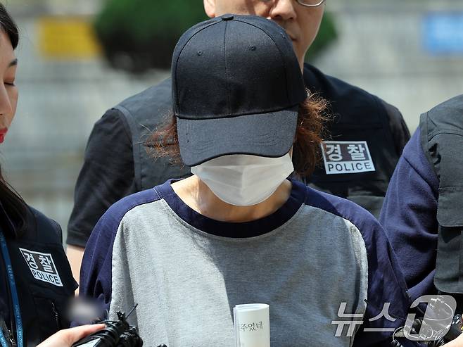 (서울=뉴스1) 김민수 기자 = 제21대 대통령 선거 사전투표 첫날 서울 강남구의 한 투표소에서 배우자의 신분증으로 대리 투표한 혐의를 받는 선거사무원 A 씨가 1일 오후 서울 서초구 서울중앙지법에서 열린 구속 전 피의자 심문(영장실질심사)에 출석하고 있다. 2025.6.1/뉴스1 ⓒ News1 황기선 기자