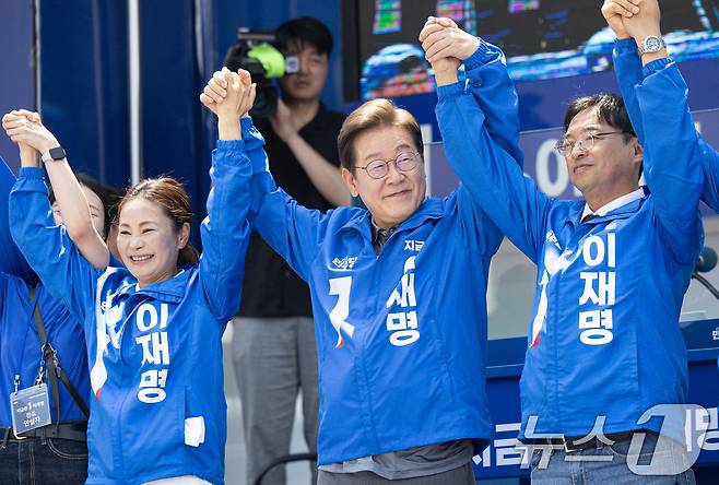 이재명 더불어민주당 대통령 후보가 1일 오후 대구 동구 동대구역 광장에서 열린 유세에 참석해 인사하고 있다. 2025.6.1/뉴스1 ⓒ News1 이재명 기자