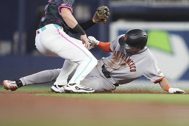 이정후가 1일(한국시간) 플로리다주 마이애미 론디포 파크에서 열린 2025 메이저리그(ML) 정규시즌 마이애미전 1회초 도루에 성공하고 있다. 사진 | AP 연합뉴스