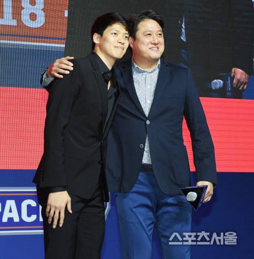 SK 시절 김선형과 문경은 감독이 어깨동무를 하고 있다. 사진 | 스포츠서울 DB