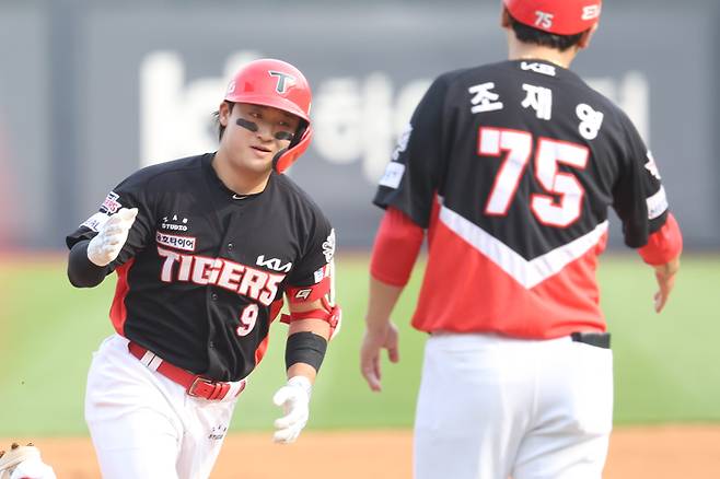 윤도현이 조재영 코치와 하이파이브를 하고 있다. 사진 | KIA 타이거즈