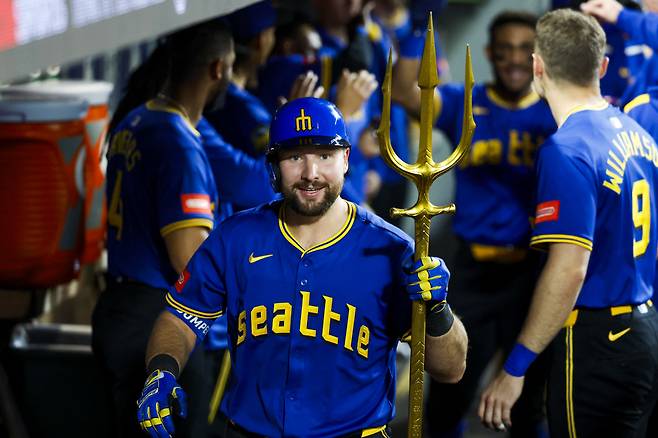 시애틀 매리너스 칼 롤리가 지난 31일(한국시각) 미네소타 트윈스전에서 8회말 투런홈런을 터뜨리고 들어와 동료들의 축하를 받은 뒤 홈런 세리머니 도구인 삼지창을 들고 포즈를 취하고 있다. Imagn Images연합뉴스