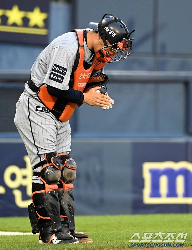'미안합니다' 투수에게 두 손을 모으고 사과를 하는 이재원
