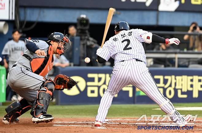 와이스의 원바운드 투구를 막아내는 이재원의 집중력