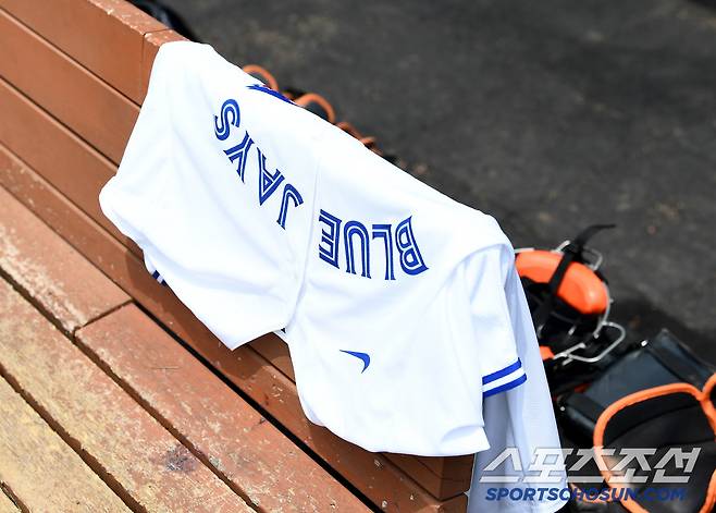 31일 창원 NC파크에서 열린 한화-NC전. 한화 폰세가 팬에게서 선물 받은 류현진의 이름이 적힌 토론토 유니폼을 벤치에 걸어놨다. 창원=정재근 기자 cjg@sportschosun.com/2025.5.31/