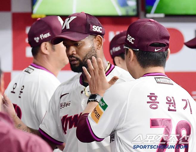 1일 고척돔에서 열린 KBO리그 키움과 두산의 경기. 6회 투구를 마치고 홍원기 감독과 하이파이브를 나누는 알칸타라. 고척=송정헌 기자songs@sportschosun.com/2025.06.01/