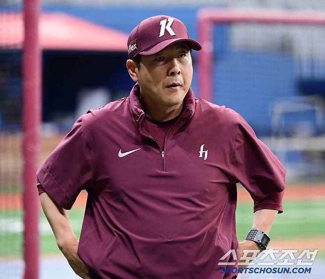 1일 고척돔에서 열리는 KBO리그 키움과 두산의 경기. 선수들 훈련 지켜보는 키움 홍원기 감독. 고척=송정헌 기자songs@sportschosun.com/2025.06.01/