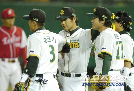 선수 시절 이숭용 감독(가운데 오른쪽)과 홍원기 감독. 스포츠조선DB