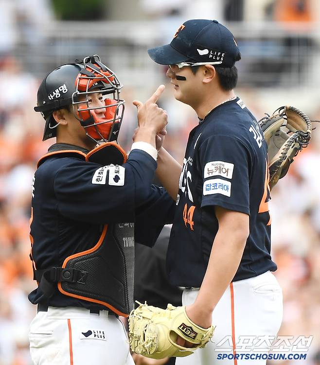 31일 창원 NC파크에서 열린 한화-NC전. 있다. 한화가 9대6으로 승리했다. 블론 세이브 후 어렵게 승리를 지킨 김서현을 향해 최재훈이 장난을 치고 있다. 창원=정재근 기자 cjg@sportschosun.com/2025.5.31/