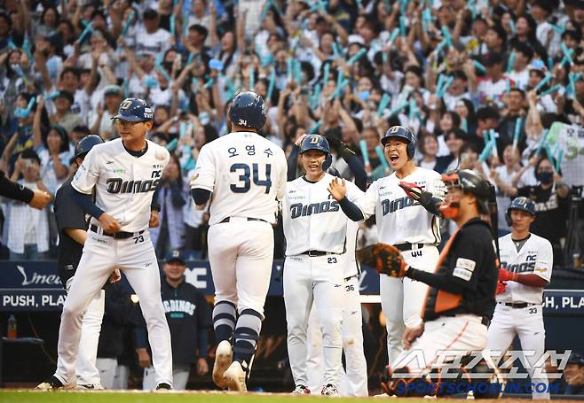 1일 창원 NC파크에서 열린 한화-NC전. 6회말 2사 만루 대타 오영수가 만루포를 친 후 선행주자들의 환영을 받고 있다. 창원=정재근 기자 cjg@sportschosun.com/2025.6.1/