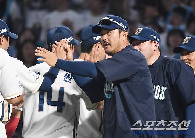 1일 창원 NC파크에서 열린 한화-NC전. NC가 16대5로 승리했다. 이호준 감독이 선수들을 맞이하고 있다. 창원=정재근 기자 cjg@sportschosun.com/2025.6.1/