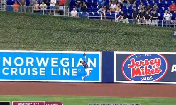 중견수 호수비에 막힌 이정후의 홈런성 타구. ⓒ스포티비