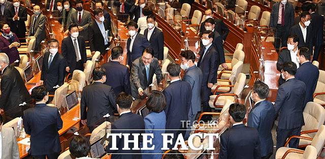 윤석열 대통령이 2022년 5월 16일 서울 여의도 국회에서 열린 본회의에서 코로나19 손실보상을 위한 추가경정예산안에 대한 시정연설을 마친 뒤 더불어민주당 의원들과 인사를 나누고 있다. /남윤호 기자