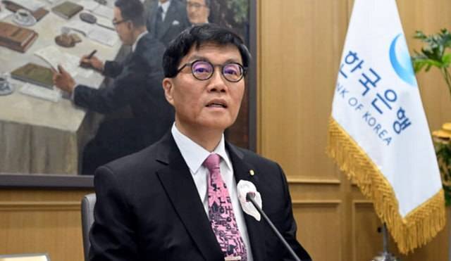 이창용 한국은행 총재가 지난달 29일 금융통화위원회 통화정책방향 회의 결과를 설명하는 기자간담회에서 기존 기준금리 2.75%에서 2.50%로 낮춘 배경에 대해 설명했다. /뉴시스