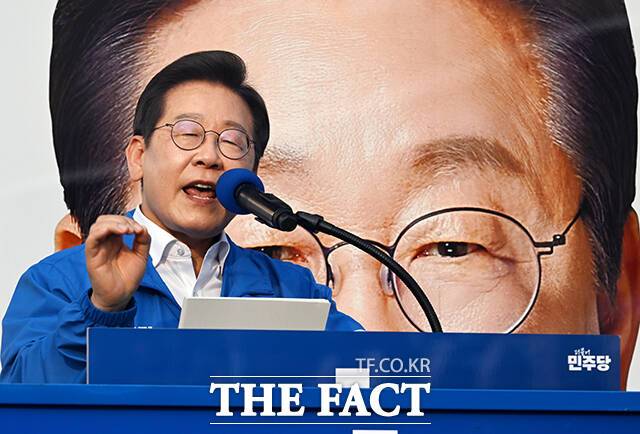 이재명 더불어민주당 대선 후보는 1일 '준 보훈병원' 도입 등 보훈정책 공약을 발표하며 "국가를 위한 특별한 헌신엔 합당한 대우를 보장하겠다"고 약속했다. /배정한 기자