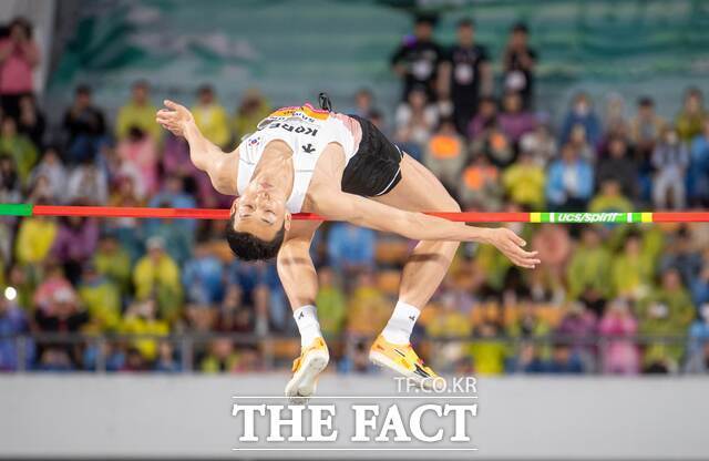 남자 높이뛰기에 출전한 국가대표 우상혁 선수가 2m29를 기록하며 대회 2연패를 달성했다. /구미시