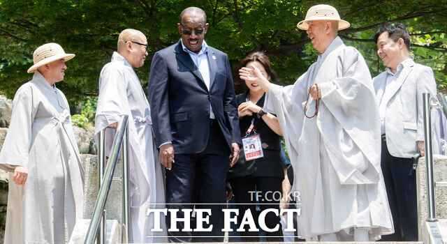 시티투어에 나선 각국 선수단들이 구미시 해평면 천년고찰 도리사를 둘러보고 있다. /구미시