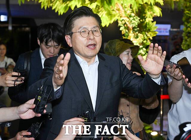 황교안 무소속 대선 후보가 후보직에서 전격 사퇴한다고 1일 밝혔다. 사진은 황교안 무소속 대선 후보가 지난달 21일 오전 서울 동대문의 한 영화관을 찾아 영화 '부정선거, 신의 작품인가' 관람을 마치고 발언하는 모습. /장윤석 기자