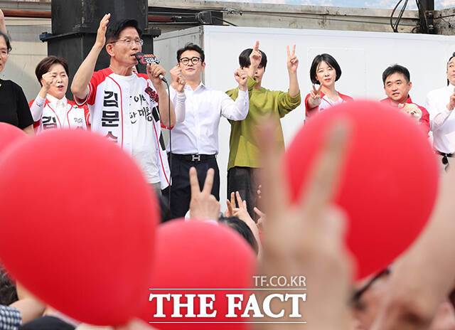 김문수 후보와 지지자들이 손으로 기호 2번을 만들어 보이고 있다.