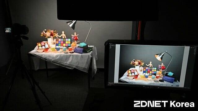 색상 보정을 마친 스튜디오와 사진 촬영 결과물. (사진=지디넷코리아)