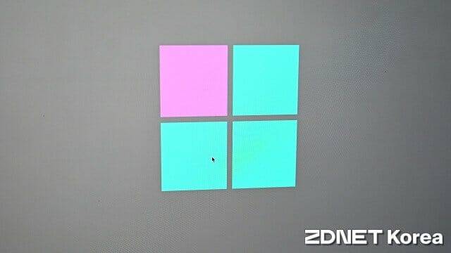 네 사각형 중 색상이 다른 한 사각형을 선택하면 점수를 받는다. 단계가 올라갈 수록 쉽게 구분하기 힘들어진다. (사진=지디넷코리아)