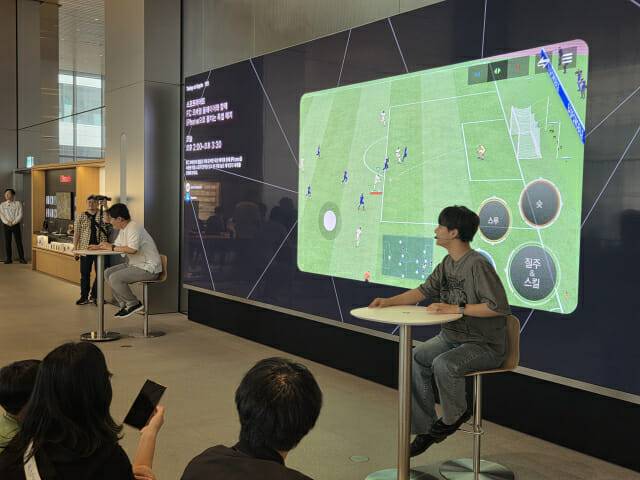 “아이폰16 프로로 즐기는 FC 모바일”…애플 명동 체험 행사 성료