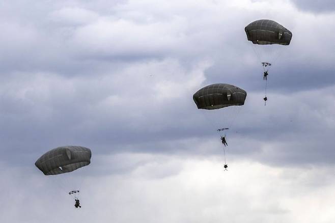 16일(현지시간) 발트해 인근 국가인 리투아니아에서 공수훈련 중인 미군의 모습. AP연합뉴스