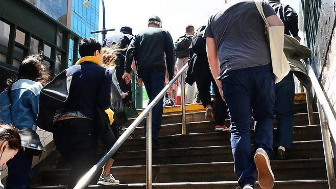 많은 사람들이 일상에서 계단을 오르내린다. 그런데 이 계단 이용이야 말로, 우리 건강에 유익한 쉽고 간단한 운동이다