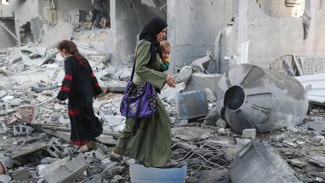 팔레스타인 주민들이 지난 30일 가자 북부 자발리아에서 이스라엘의 공습으로 파괴된 주택 현장을 살펴보고 있다