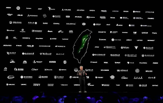 젠슨 황 엔비디아 CEO는 5월19일 타이베이에서 열린 컴퓨텍스 2025 기조연설에서 TSMC, 폭스콘 등과 손 잡고 대만을 세계 인공지능(AI) 중심지로 발전시킬 것이라고 밝혔다. /AP 연합뉴스