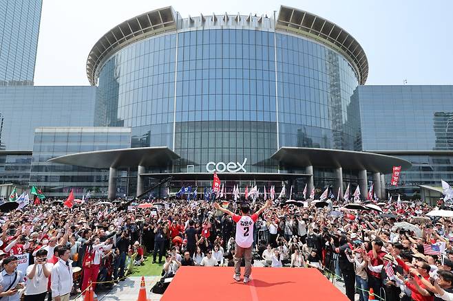 김문수 국민의힘 대통령 후보가 1일 오후 서울 강남구 코엑스 앞 집중유세에서 시민들에게 지지를 호소하고 있다./뉴스1