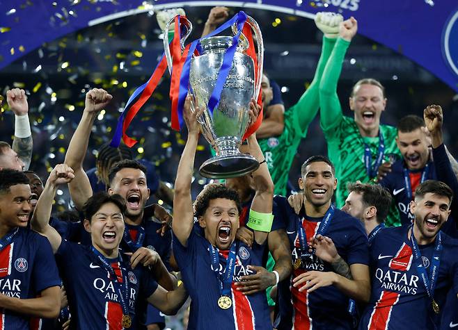 Paris Saint-Germain players celebrate their UEFA Champions League victory on May 31. Captain Marquinhos (center) lifts the trophy while Lee Kang-in (left) celebrates nearby. /Reuters-Yonhap