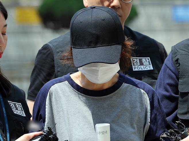 제21대 대통령 선거 사전투표 첫날 서울 강남구의 한 투표소에서 배우자의 신분증으로 대리 투표한 혐의를 받는 선거사무원 박 모 씨가 1일 오후 서울 서초구 서울중앙지법에서 열린 구속 전 피의자 심문(영장실질심사)에 출석하고 있다. / 뉴스1