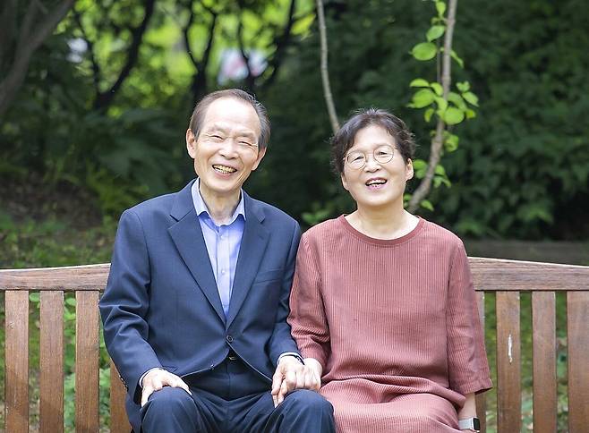 2021년 6월 조선일보와 인터뷰한 장기표 조무하 부부. 사진기자가 “두 분이 살짝 손을 잡아주시면 어떨까요?” 하자, 아내가 “우리 그런 사이 아닌데요” 해서 웃음이 터졌다. 장기표는 아내가 평생 허리 졸라매고 장만한 낙성대동 25평짜리 오래된 아파트를 "천국"이라며 좋아했다고 한다. /김종연 영상미디어 기자