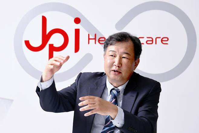 제이피아이헬스케어는 이동형 토모신세시스를 개발했다. 김진국 대표는 지난 28일 서울 구로구 본사에서 "신체 부위를 3차원으로 빠르고 자세하게 촬영할 수 있다"고 했다. /조선비즈