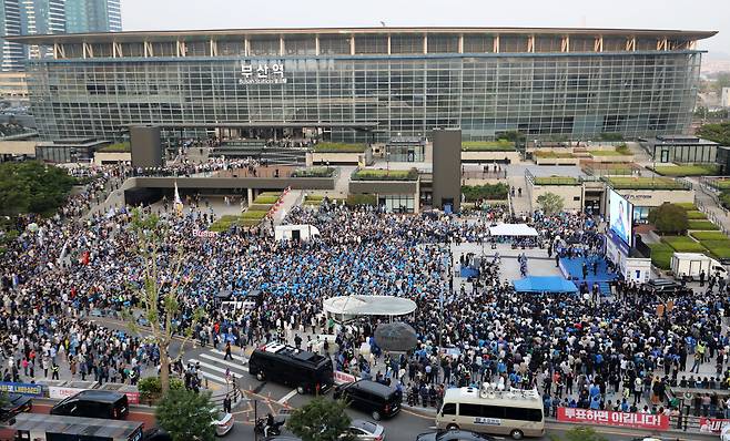 1일 오후 부산 동구 부산역 광장에서 열린 이재명 더불어민주당 대통령 후보 유세에 인파가 모여 있다.  이날 부산역 광장에는 경찰 추산 3500명의 인파가 몰렸다./뉴스1