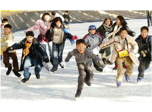 2004년 12월 5일, 꿈돌이랜드의 야외 스케이트장을 찾은 학생들이 힘차게 스케이팅을 하며 겨울을 만끽하고 있다. 대전일보DB
